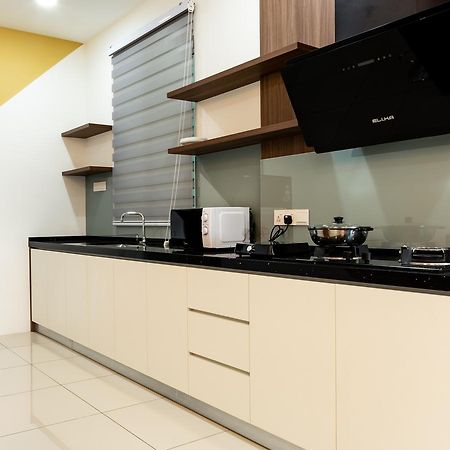 Southwest Island Suite By D Imperio Homestay Bayan Lepas Dış mekan fotoğraf